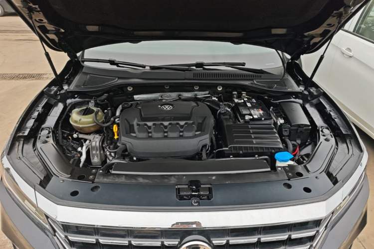 Used Volkswagen Passat 2020 330TSI Luxury Edition China VI Engine Bay