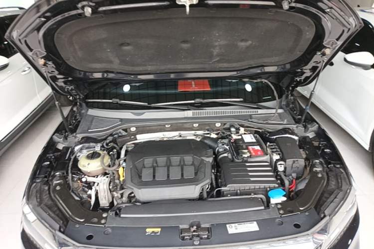 Used Volkswagen Passat 2020 Revised Version 330TSI Luxury Edition China VI Standard Engine Bay