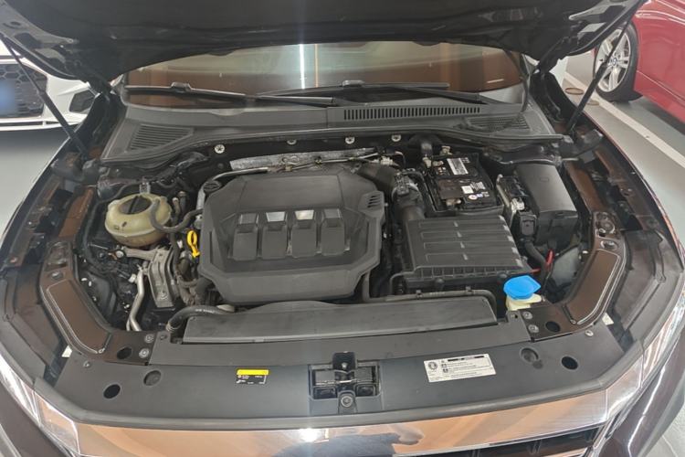 Used Volkswagen Passat 2020 Facelift 330TSI Elite Edition China VI Standard Engine Bay