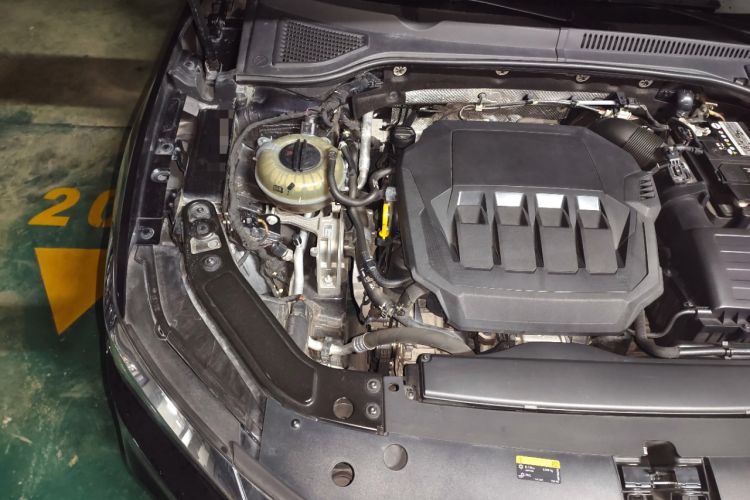 Used Volkswagen Passat 2020 Revised Version 330TSI Luxury Edition China VI Standard Engine Bay Right