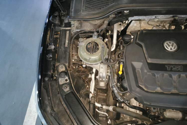 Used Volkswagen Passat 2020 330TSI Luxury Edition China VI Engine Bay Right
