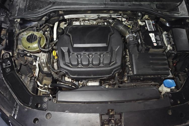 Used Volkswagen Passat 2020 Revised Version 330TSI Luxury Edition China VI Standard Engine Bay