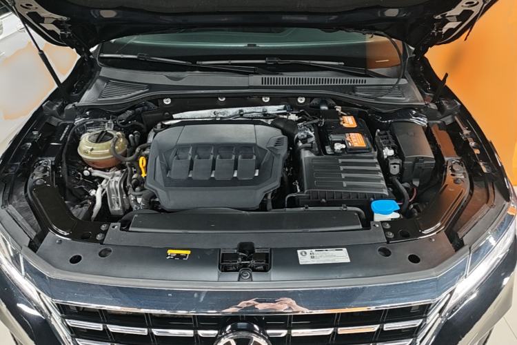 Used Volkswagen Passat 2020 Revised Version 330TSI Luxury Edition China VI Standard Engine Bay
