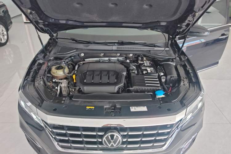 Used Volkswagen Passat 2020 Revised Version 330TSI Luxury Edition China VI Standard Engine Bay