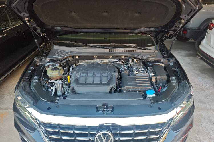 Used Volkswagen Passat 2020 Revised Version 330TSI Luxury Edition China VI Standard Engine Bay