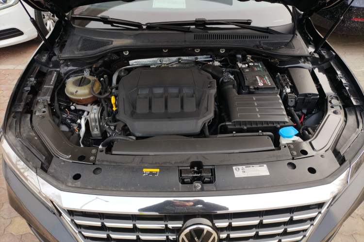 Used Volkswagen Passat 2020 Revised Version 330TSI Luxury Edition China VI Standard Engine Bay