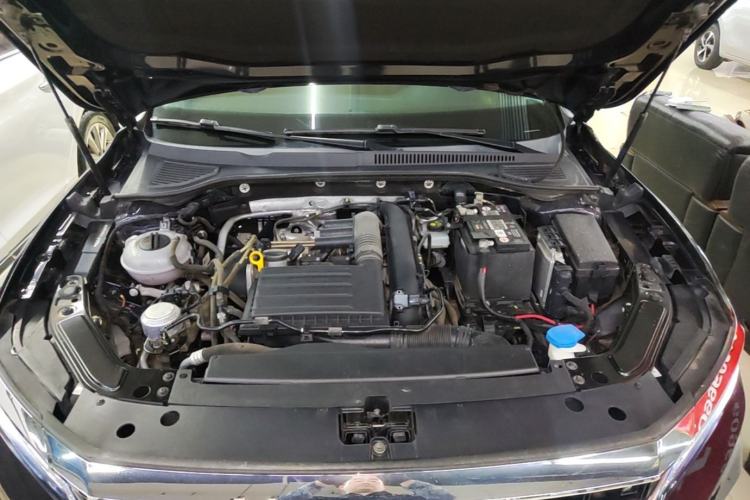 Used Volkswagen Passat 2020 Revised Version 280TSI Business Edition China VI Standard Engine Bay