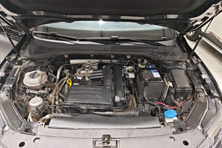 Used Volkswagen Passat 2020 280TSI Business Edition China VI Standard Engine Bay