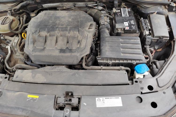 Used Volkswagen Passat 2020 Revised Version 330TSI Luxury Edition China VI Standard Engine Bay