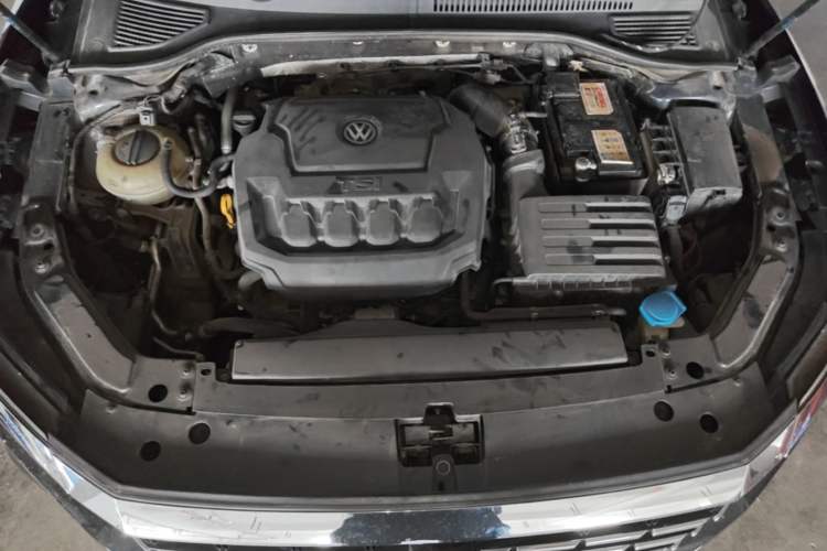 Used Volkswagen Passat 2020 330TSI Luxury Edition China VI Engine Bay