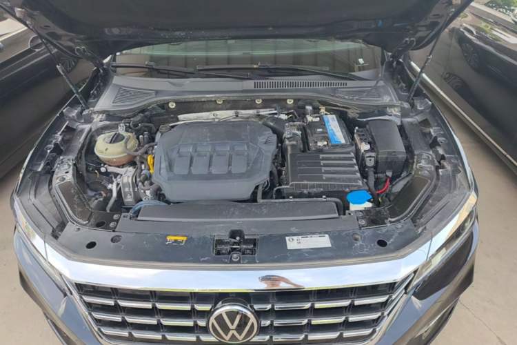 Used Volkswagen Passat 2020 Revised Version 330TSI Luxury Edition China VI Standard Engine Bay