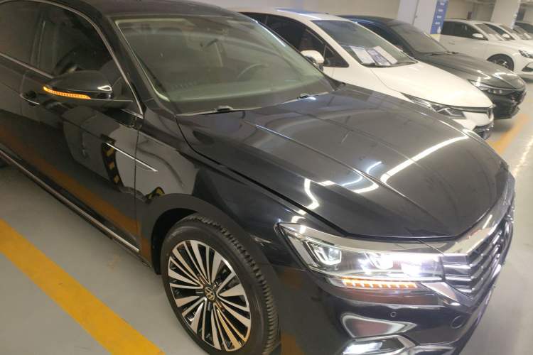 Used Volkswagen Passat 2020 Revised Version 330TSI Luxury Edition China VI Standard Front Right 45 Deg