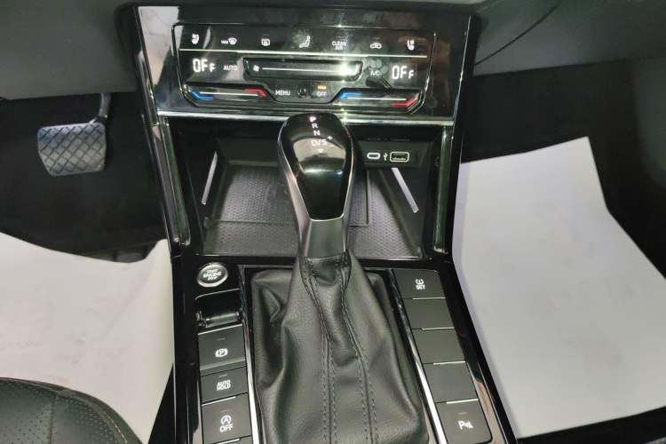 Used Volkswagen Passat 2020 Revised Version 330TSI Luxury Edition China VI Standard Gear Lever