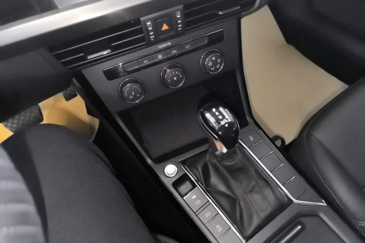 Used Volkswagen Passat 2020 280TSI Business Edition China VI Standard Gear Lever
