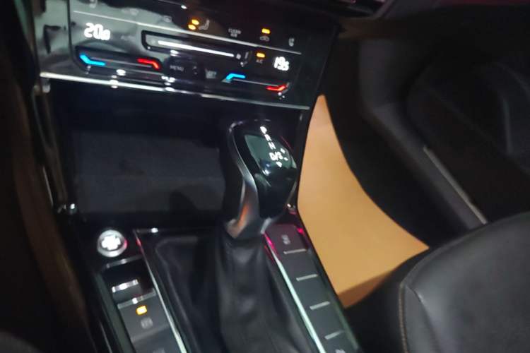 Used Volkswagen Passat 2020 330TSI Luxury Edition China VI Gear Lever