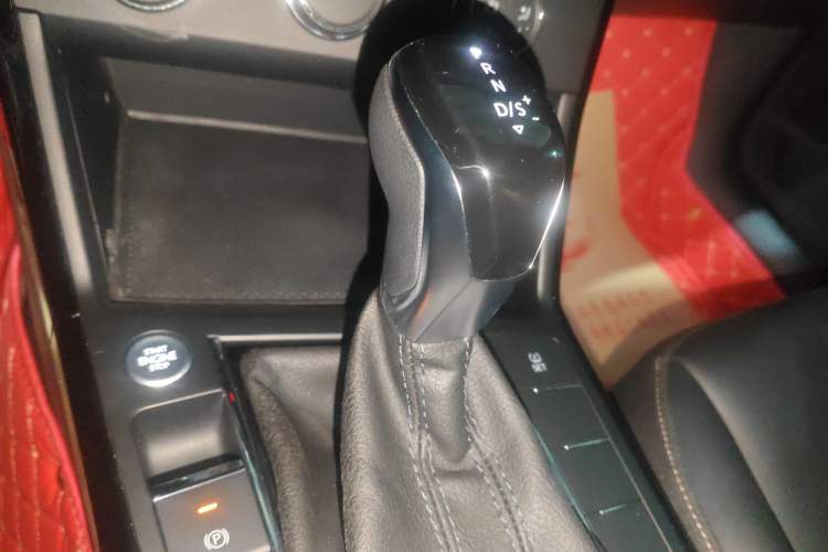 Used Volkswagen Passat 2020 Revised Version 280TSI Business Edition China VI Standard Gear Lever