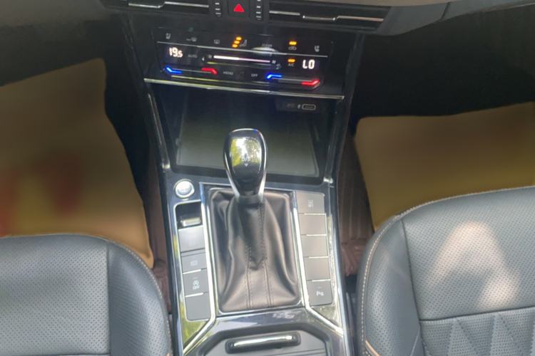 Used Volkswagen Passat 2020 Revised Version 330TSI Luxury Edition China VI Standard Gear Lever