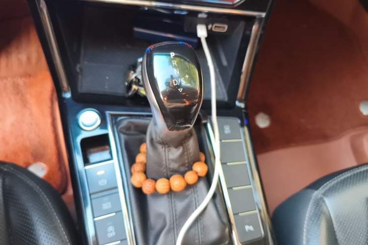 Used Volkswagen Passat 2020 Revised Version 330TSI Luxury Edition China VI Standard Gear Lever