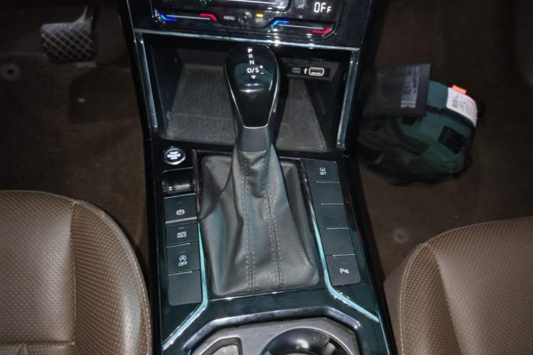 Used Volkswagen Passat 2020 Revised Version 330TSI Luxury Edition China VI Standard Gear Lever