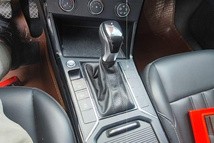 Used Volkswagen Passat 2020 Revised Version 280TSI Business Edition China VI Standard Gear Lever