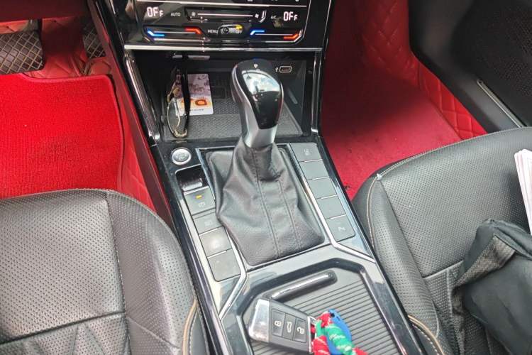 Used Volkswagen Passat 2020 Revised Version 330TSI Luxury Edition China VI Standard Gear Lever