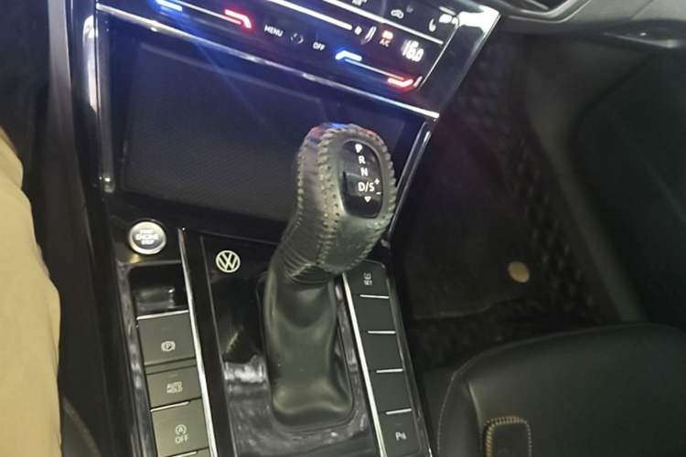 Used Volkswagen Passat 2020 Facelift 330TSI Elite Edition China VI Standard Gear Lever