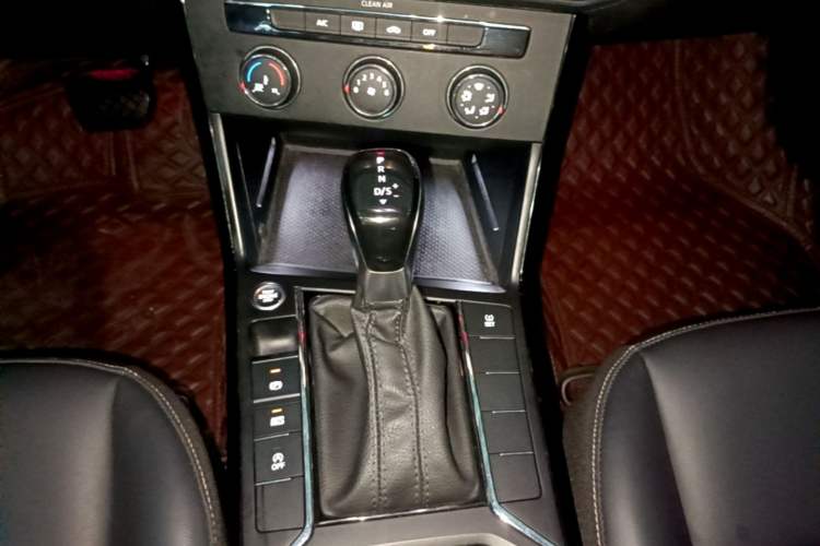 Used Volkswagen Passat 2020 Revised Version 280TSI Business Edition China VI Standard Gear Lever