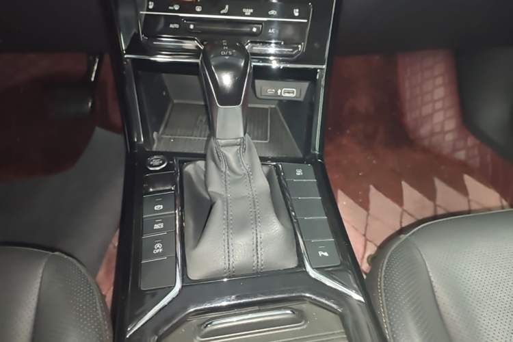Used Volkswagen Passat 2020 Revised Version 330TSI Luxury Edition China VI Standard Gear Lever