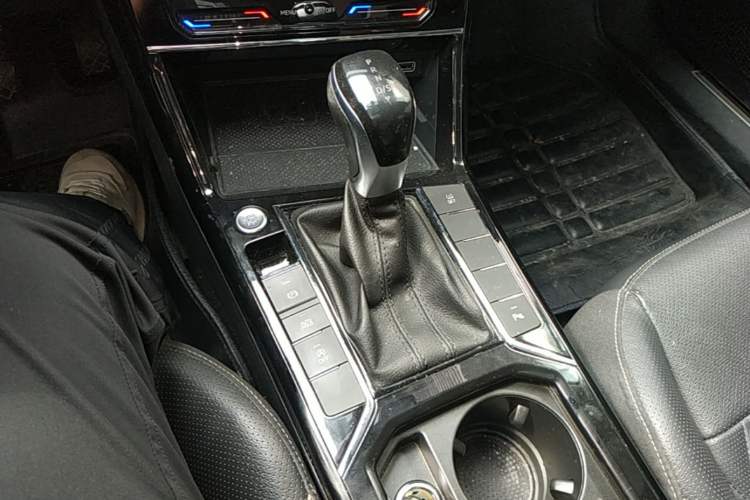 Used Volkswagen Passat 2020 Revised Version 330TSI Luxury Edition China VI Standard Gear Lever
