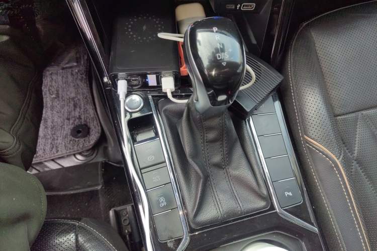 Used Volkswagen Passat 2020 Revised Version 330TSI Luxury Edition China VI Standard Gear Lever