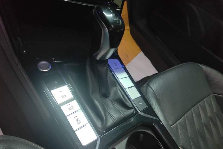 Used Volkswagen Passat 2020 Revised Version 330TSI Luxury Edition China VI Standard Gear Lever