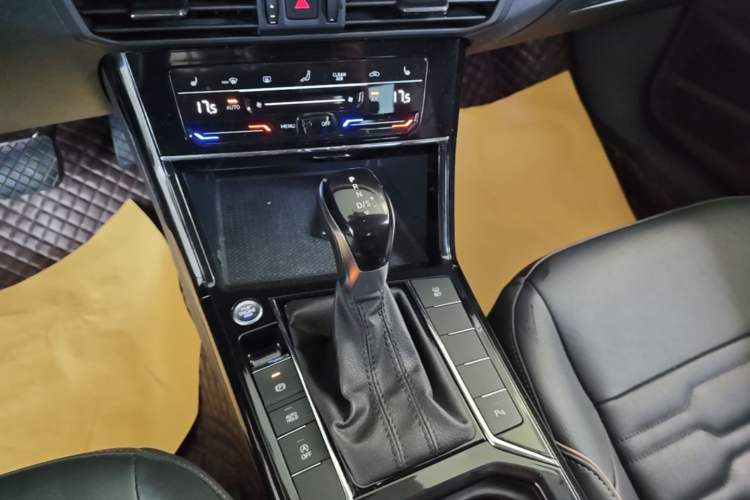 Used Volkswagen Passat 2020 Facelift 330TSI Elite Edition China VI Standard Gear Lever