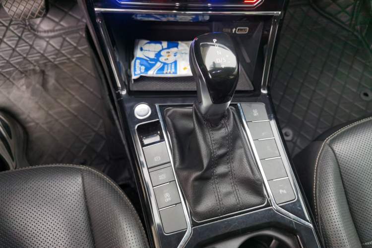 Used Volkswagen Passat 2020 Revised Version 330TSI Luxury Edition China VI Standard Gear Lever