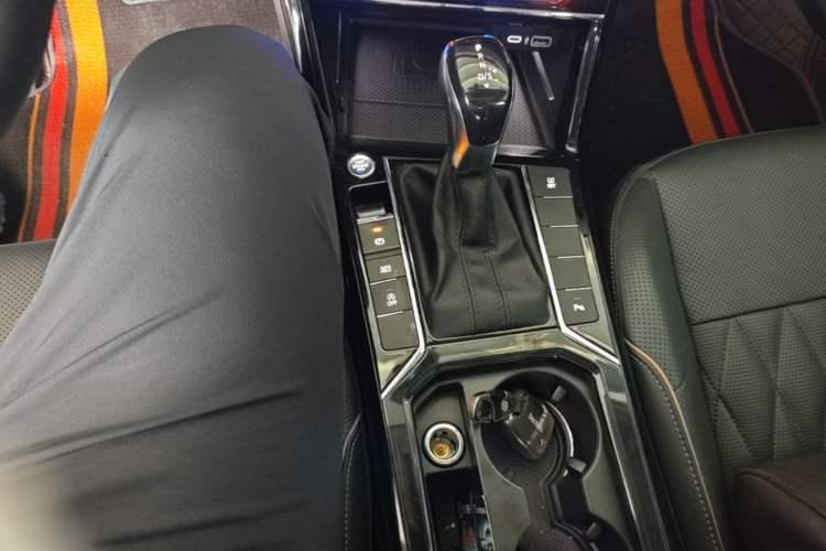 Used Volkswagen Passat 2020 Revised Version 330TSI Luxury Edition China VI Standard Gear Lever