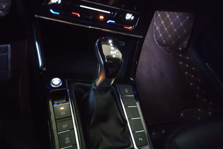Used Volkswagen Passat 2020 Revised Version 330TSI Luxury Edition China VI Standard Gear Lever