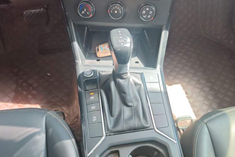 Used Volkswagen Passat 2020 Revised Version 280TSI Business Edition China VI Standard Gear Lever