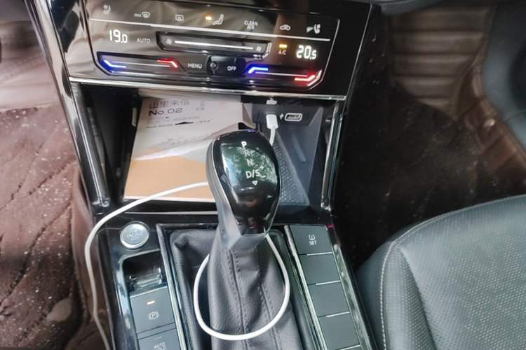 Used Volkswagen Passat 2020 Revised Version 330TSI Luxury Edition China VI Standard Gear Lever