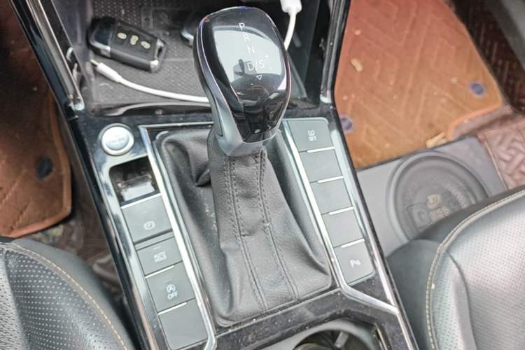 Used Volkswagen Passat 2020 Revised Version 330TSI Luxury Edition China VI Standard Gear Lever
