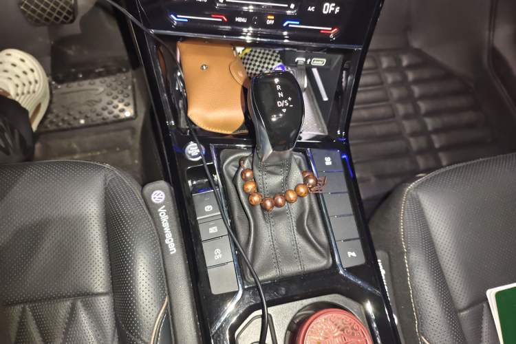 Used Volkswagen Passat 2020 Revised Version 330TSI Luxury Edition China VI Standard Gear Lever