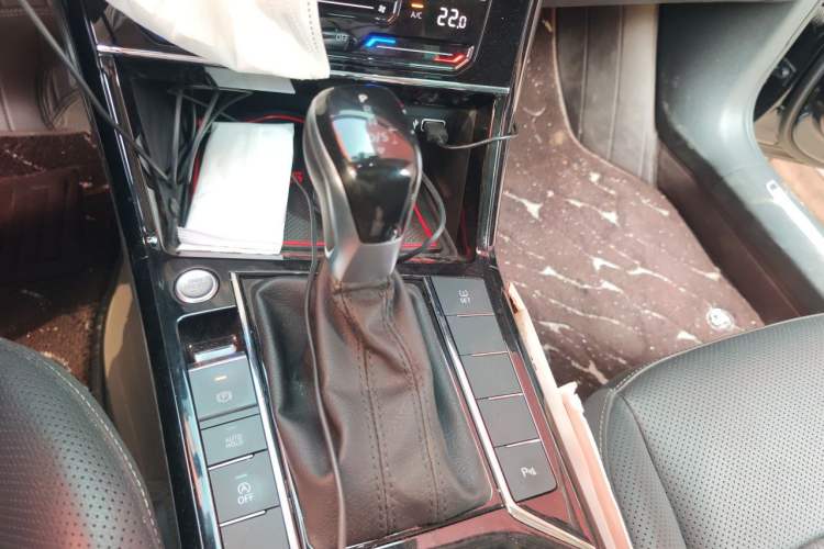 Used Volkswagen Passat 2020 Revised Version 330TSI Luxury Edition China VI Standard Gear Lever
