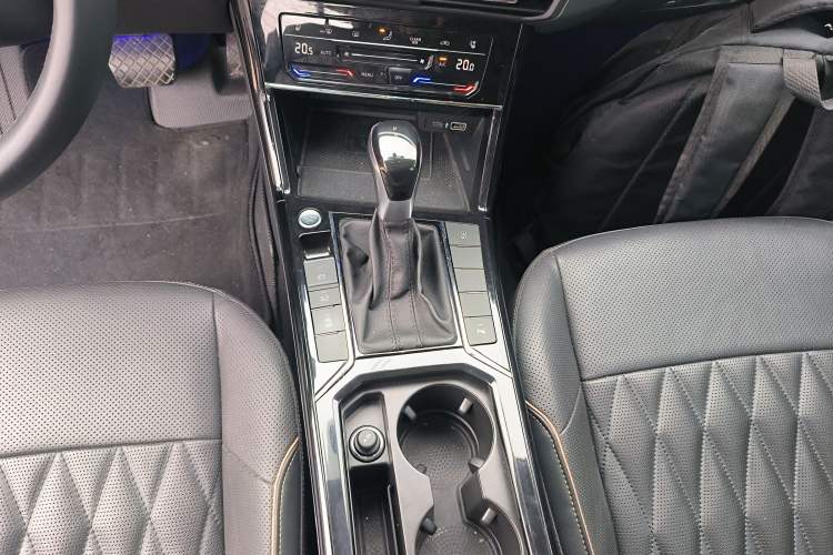 Used Volkswagen Passat 2020 Revised Version 330TSI Luxury Edition China VI Standard Gear Lever