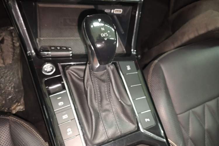 Used Volkswagen Passat 2020 Revised Version 330TSI Luxury Edition China VI Standard Gear Lever