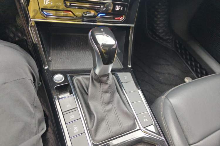 Used Volkswagen Passat 2020 Facelift 330TSI Elite Edition China VI Standard Gear Lever
