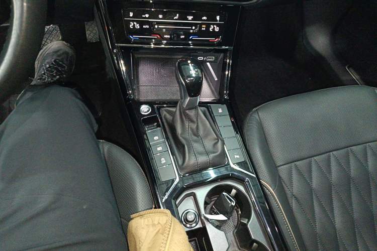 Used Volkswagen Passat 2020 Revised Version 330TSI Luxury Edition China VI Standard Gear Lever