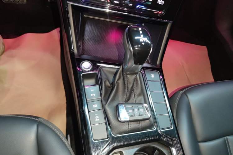 Used Volkswagen Passat 2020 Revised Version 280TSI Elite Edition China VI Standard Gear Lever