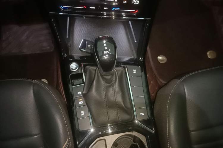 Used Volkswagen Passat 2020 Revised Version 280TSI Elite Edition China VI Standard Gear Lever