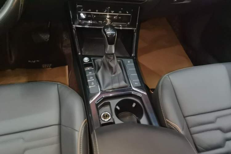 Used Volkswagen Passat 2020 Facelift 330TSI Elite Edition China VI Standard Gear Lever