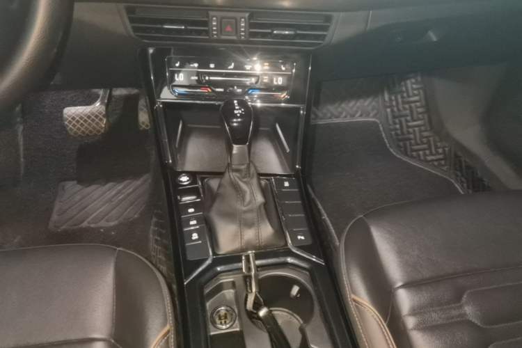 Used Volkswagen Passat 2020 Facelift 330TSI Elite Edition China VI Standard Gear Lever