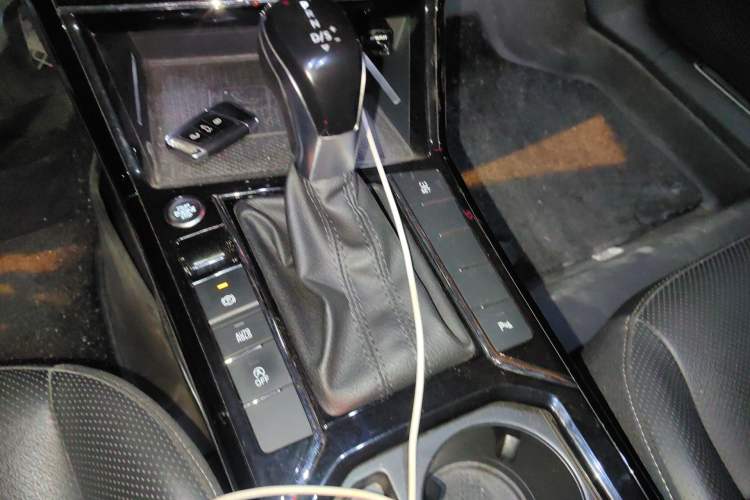 Used Volkswagen Passat 2020 Revised Version 330TSI Luxury Edition China VI Standard Gear Lever