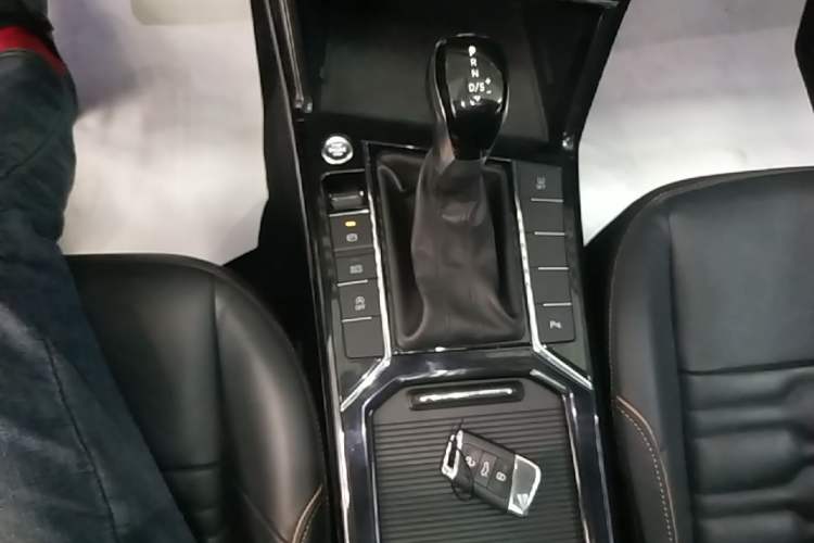 Used Volkswagen Passat 2020 Revised Version 280TSI Elite Edition China VI Standard Gear Lever